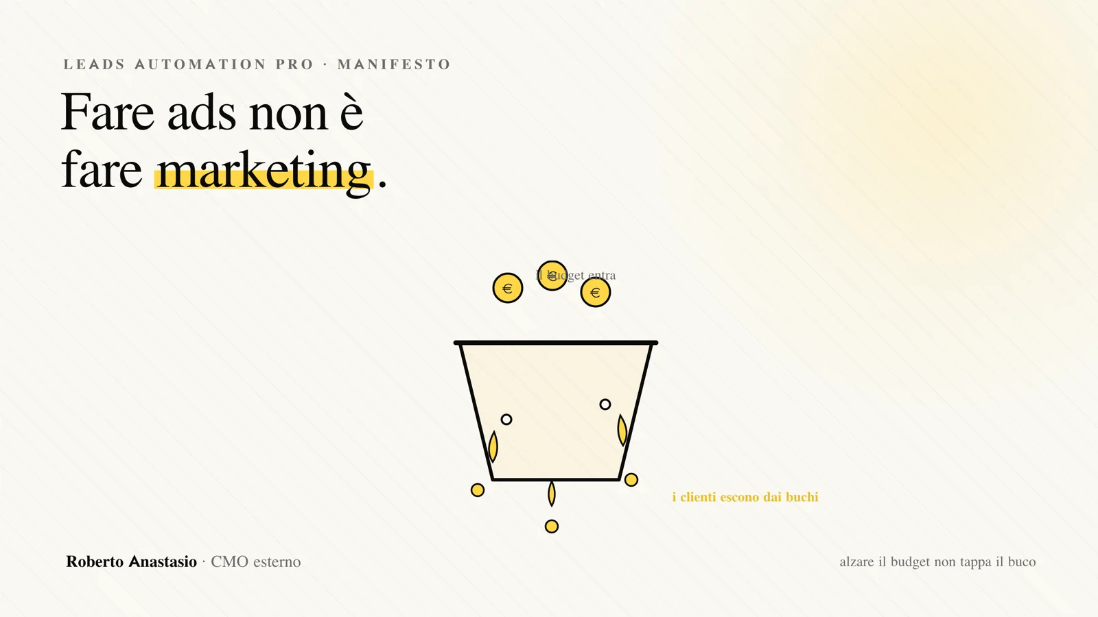 Fare ads non è fare marketing: un secchio bucato dove il budget entra dall'alto come monete e i clienti escono dai buchi sui lati